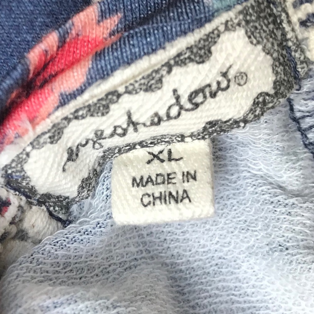 Eyeshadow Floral Top w/Split Back & Crochet Trim - Picture 7 of 8